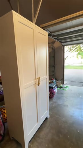 These metal storage cabinets not only look good. They’re very practical the shelving is adjustable, which makes them perfect for in inside or in your garage for storage. #storagehacks #storagecontainers #pantryorganization #organizedhome