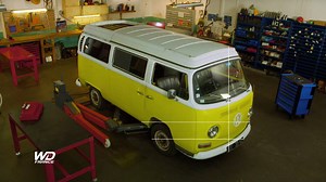 Un moteur qui pétarade 💩 Une carrosserie à repeindre 🖍 Un combi à réaménager 📐 Un mécanicien à encourager 😓 #WheelerDealersFrance #RMCDécouverte | Wheeler Dealers France