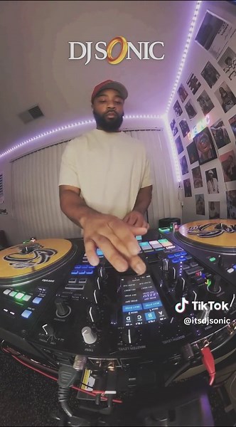 DJ 101: How to transition an OG track to the sample. #djsonic #vibewithsonic - - - - #djing #dj #mashup #djmashup #glorilla #yeahglo #fyp #explore #music