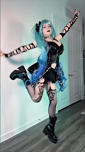 Can someone pick me up? #cosplay #miku #hatsunemiku #flop #meme #memedance