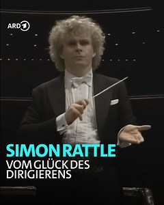 Unterwegs mit Simon Rattle! Die gefeierte Doku "Simon Rattle - Vom Glück des Dirigierens" offenbart viele kleine und große Momente aus dem musikalischen Leben des Spitzendirigenten. Zusammen mit "seinem" Symphonieorchester des Bayerischen Rundfunks geht es auf eine musikalische Reise nach Berlin, London und München, sowie auf Spurensuche nach Liverpool und Birmingham. 🎶 Ab jetzt gibt's den ganzen Film in der ARD Mediathek & Das Erste zu sehen. Ausserdem läuft er am 20. Juli 2025 um 23:00 Uhr be
