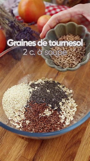 Pain Flocon d’Avoine Sans Farine Facile 🍞💪 ✨ Sans farine, sans levure — seulement des ingrédients sains pour un pain nutritif et délicieux ! 😍 📌 Ingrédients : 🥣 200 g de flocons d’avoine 🌱 2 c. à soupe de graines de chia 🌰 2 c. à soupe de graines de lin ☀️ 2 c. à soupe de graines de tournesol ⚪ 2 c. à soupe de graines de sésame 🧂 1 c. à café de sel ⚡ 1 c. à café de levure chimique 🧀 300 g de yaourt 🥚 2 œufs 🔥 Préparation : 1️⃣ Préchauffer le four à 175°C. 2️⃣ Recouvrir une plaque de c