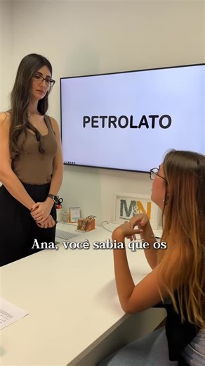 Ana do Lab | Ciência & Cosméticos on Instagram: "Se você tem medo de petrolatos, você pode ler as referências usadas no vídeo e seguir influenciadores mais responsáveis. Existem muitos além do que os que eu mostrei no vídeo, mas vou deixar o @ destes aqui: @drasdupin @marikrugerb @alorellabarbi @alan_vivian @danieldahis @nuncavi1cientista @vhpinfante , mas existem muitos outros que devemos apoiar! Referências: 1. COLIPA Recommendation N°15 5 July 2004 - JOINT COLIPA/EWF Recommendation - Safety o