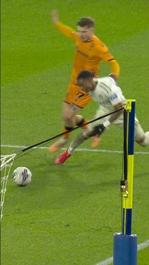 Summerville = wins and calmly scores pen ✅ #leedsunited #lufc