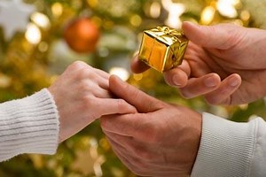 5 Romantic Christmas Proposal Ideas | LoveToKnow
