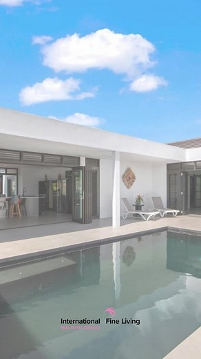 🌴 TE KOOP OP CURAÇAO🌴 Moderne villa met zwembad ☀️ Blue Bay Resort, één van de meest gewilde wijken ☀️ Ruime leefkeuken (42 m2) ☀️ Master bedroom (41 m2) met toegang tot het zwembadterras https://www.internationalfineliving.com/nl/aanbod/huis/curacao/blue-bay/blue-bay-golf--beach-resort/678690d0103560fe259c5e69 🇺🇸 🌴 FOR SALE ON CURAÇAO🌴 Modern villa with swimming pool ☀️ Blue Bay Resort, one of the most sought-after neighborhoods ☀️ Spacious kitchen and living area (42 m²) ☀️ Master bedroo