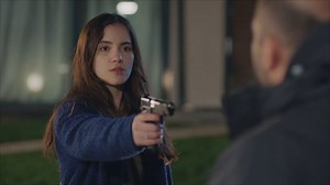 Cennet, armada, se enfrenta a Kaya: "¿Violaste a mi madre?"