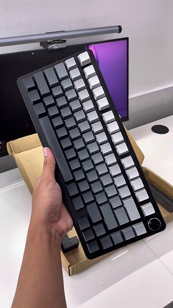 Bàn phím cơ Q82 V9: Thiết kế đẳng cấp với LED Rainbow