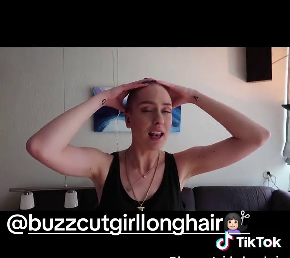 #buzzcutgirl #haircutgirl #girlhaircut #haircut #hairstyle #baldbeauty #baldhead #beautyfulhair #hairtutorial Wie durft