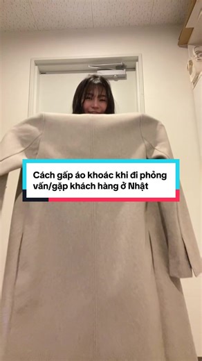 コートの持ち方、ご存知ですか。 Bạn đã biết cách mang và gấp áo khoác thế nào khi đi gặp khách hàng/phỏng vấn ở Nhật chưa? #study #japanse #businessmanner #マナー #nihongo