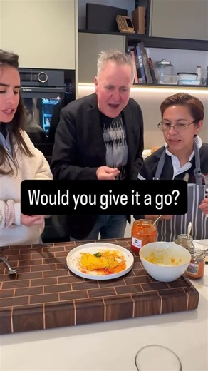 Simon Gault | Chef on Instagram: "Quick Easy Omelette in 1 min 30 seconds #omelette #cheatsomelette #easyomelette #fastbreakfast #easy #easybreakfast"