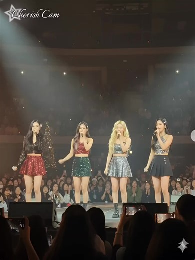🚨 CHERISH CAM — Um fã gravou um momento suspeito durante o show e a internet não perdoou 👀📸 JIA quase revela demais, mas NABI corta na hora, rindo e tentando disfarçar 😭✋ Só que já era tarde. Fãs começaram a analisar cada palavra, cada reação… e chegaram a um consenso: o próximo single provavelmente se chama “Star Jelly” 🌟🍭 Spoiler acidental ou estratégia secreta? Uma coisa é certa: o comeback tá mais perto do que nunca. 💫 • A Cherish Cam é o novo quadro feito pra aproximar ainda mais os 