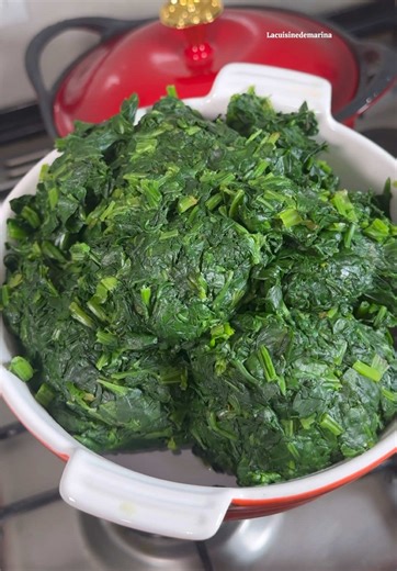Ramollir les feuilles d'épinards facilement