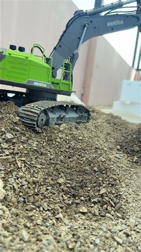 Checking the excavator wheel after stuck #automobile #constructiontoys #excavator