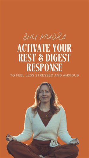 ✌️Bhu mudra Supports diaphragmatic breathing and activates the rest and digest response, which can lead to reduced feelings of stress and anxiety. Give it a try, plug yourself back in using the tips of your peace fingers, just a minute or 2 out of your day could shift how you feel… How bloody lovely! #yoga #mudra #stress #yogaforanxiety #nervoussystemregulation | Stephanie Fitzpatrick Yoga