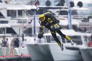 Dubai hosts first-ever jet suit race