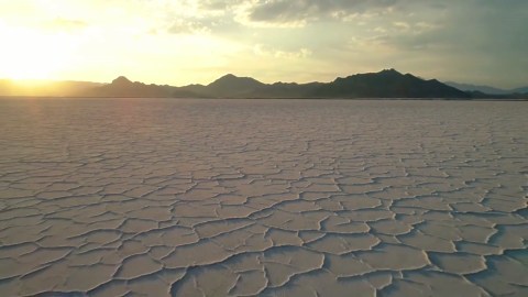 ユタ州ボンネビル・ソルトフラッツ：ドローンで撮影した絶景