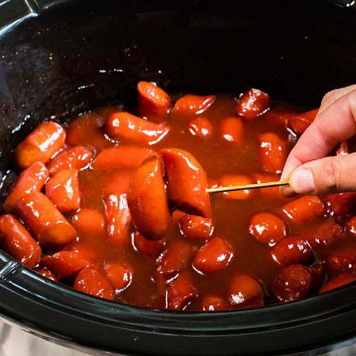 287K views · 820 reactions | 弄 Recipe: https://www.themagicalslowcooker.com/slow-cooker-bourbon-hot-dogs/ 弄 Make this boozy bourbon hot dog appetizer for you next party! SOOO good! | The Magical Slow Cooker | Facebook