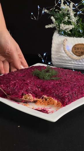 Наталія Жук on Instagram: "👇👇👇 Інгредієнти: 👇👇👇 ✅ чорнослив та родзинки ✅ 1-2 шт моркви (сирої) ✅ 200-250 г натурального йогурту (або майонезу) ✅ 2 зубчика часнику ✅ сіль, перець за смаком ✅ 100 г твердого на тертого сиру ✅ 1-2 шт (запеченого або відварного буряка) ✅ сіль за смаком ✅ 30-40 г грецьких горіхів Ні, це не оселедець під шубою — це набагато смачніше. Чорнослив та родзинки заливаємо гарячою водою і залишаємо на кілька хвилин. Далі на дрібній терці натираємо одну або дві моркви. М