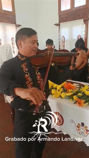 🟢 #musicaenvivo 🇧🇴 El talento musical chiquitano: una tradición que florece. El legado musical de la Chiquitanía se manifiesta con un brillo especial en el talento de sus músicos, como Marcelo Rodríguez . Este destacado violinista de San Ignacio de Velasco comenzó su andadura musical a los 7 años, deslumbrando con su maestría en piezas como el "Pájaro Chogüí". Hoy, Marcelo no solo es un virtuoso del violín, sino también uno de los mejores maestros de música de la región. Con gran dedicación, 