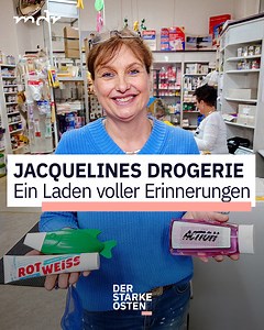 Jacqueline aus Chemnitz hält Erinnerungen lebendig. In ihrer Ostalgie-Drogerie stehen Komet-Pudding, Milwa, TÜFF und Badusan noch heute in den Regalen. Seit 40 Jahren ist Jacqueline im Drogerie-Handwerk zu Hause, seit 1991 betreibt sie ihr eigenes Geschäft und bleibt den Ostprodukten bis heute treu. Was viele nach der Wende belächelt haben, ist für ihre Kundschaft ein Stück Heimat. Zwischen Duft, Verpackungen und bekannten Namen werden Erinnerungen wach – an früher, an Dinge, die man nie vergess