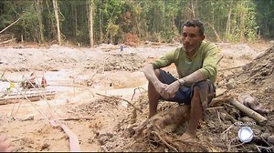 1.6M views · 24K reactions | O sonho de encontrar ouro leva muitos trabalhadores brasileiros a cruzarem a Transamazônica em busca de garimpos. O serviço pesado e cansativo se mistura com a luta por uma vida melhor, o que nem sempre acontece com a maioria dos garimpeiros. Veja na reportagem do Câmera Record. • Acesse: R7.com/CameraRecord | Câmera Record | Facebook