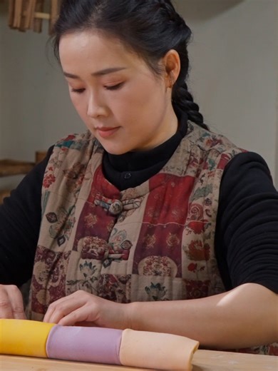 制作七彩饺子皮的家庭美食体验