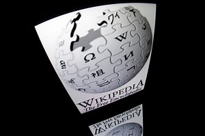 Para qué sirve y cómo activar el modo oscuro en Wikipedia