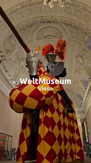El Weltmuseum Wien es el museo de culturas del mundo de Austria. Aquí encuentras piezas de Asia, África, Oceanía y América reunidas desde la época imperial, y cada sala tiene objetos que cuentan cómo Viena veía y estudiaba otras culturas hace siglos. Y sí: este es el museo donde está el llamado “Penacho de Moctezuma”, una pieza mexica del siglo XVI que ha generado debate durante años por su origen, su historia y su enorme valor simbólico. Es una de las obras más visitadas del museo y también una