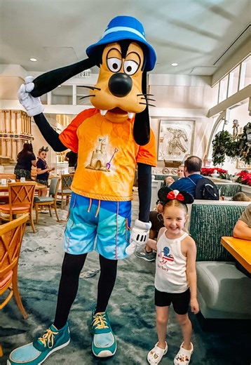 Let’s dine at the MOST underrated gem at @waltdisneyworld 🤩 Cape May Café at Disney’s Beach Club Resort is a buffet-style restaurant where you can enjoy Minnie’s Beach Bash! 🏖️ Great dining option for picky eaters! And you get to meet Minnie, Daisy, Donald & Goofy!🤗 What’s your favorite character dining experience!? Let me know in the comments! 👇🏼 #capemaycafe #disneydining #disneycharacters #disneytips #disneywithkids