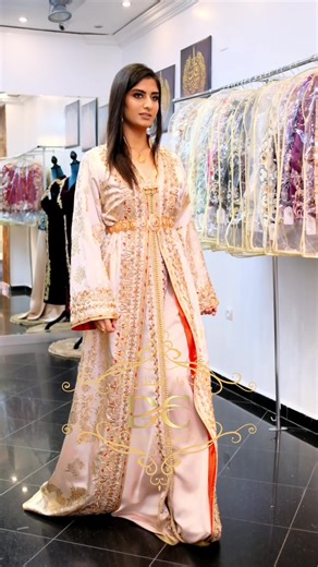 Caftan en blanc cassé : Élégance traditionnelle revisitée