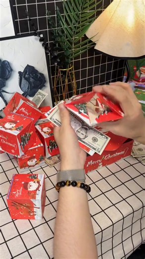 This is the coolest Christmas gift ever. These Gift Explosion boxes are amazing. And the setup is so simple. All you do is place a Bill and then place a box on top of it, and then you stack them up. And then once you have all of your bills stacked up, then you place it all in the box and then shut the lid of the box. And then to make it a little more fun, it comes with this little snowflake confetti that you can throw in. So when all the money goes everywhere, the confetti goes with it. Now all 