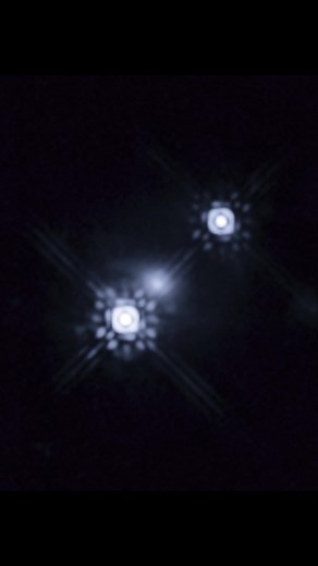 El día que Hubble observó directamente el disco alrededor de un agujero negro 🛰️ Intenta observar una moneda de un euro situada en la Luna. Es difícil, ¿verdad? Pues esa es la precisión que necesitó el telescopio Hubble para capturar el disco de acreción que rodea a un agujero negro supermasivo en un cuásar situado a 10 mil millones de años luz. #ciencia #curiosidades #divulgacion 👉 Referencia: Muñoz, J. A., Mediavilla, E., Kochanek, C. S., Falco, E. E., & Mosquera, A. M. (2011). A study of gr