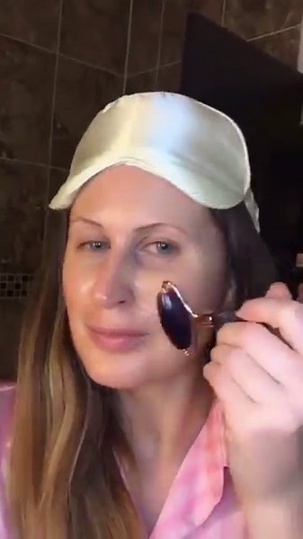 💎 Rose Quartz Roller | 5-Minute Self-Care Ritual for Glowing Skin ✨