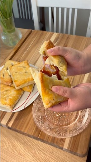Guava and cheese pastry! These were so delicious 🤤 You guys need to make these! 🩷💛