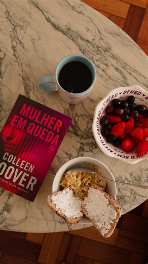 Carol Geissler on Instagram: "✅ primeira leitura de 2026: mulher em queda (woman down) da Colleen Hoover o que eu achei, sem spoilers! gênero: suspense/romance resumo: “Petra Rose já arrebatou multidões e dominou as listas de livros mais vendidos. Mas, após a reação devastadora a uma adaptação de uma de suas obras, ela perdeu tudo: credibilidade, público e até a vontade de escrever. O ódio viral da internet a transformou em alvo fácil, e cada página em branco é mais um lembrete de que sua carrei