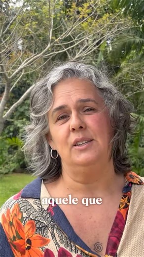 Andrea Giaretta | Terapeuta integrativa on Instagram: "Toda vida começa em silêncio. Uma semente… um impulso… um chamado. O jardim que você vê fora é reflexo do que está sendo cultivado dentro. Crenças são raízes. Sentimentos são a seiva. Escolhas são os frutos. Se algo em você sente que é tempo de novo plantio, de cuidar do que realmente importa e florescer com mais consciência… 🌿 Comente SEMENTE para entrar no meu novo grupo e caminhar comigo nesse jardim de reconexão e despertar. A terra est