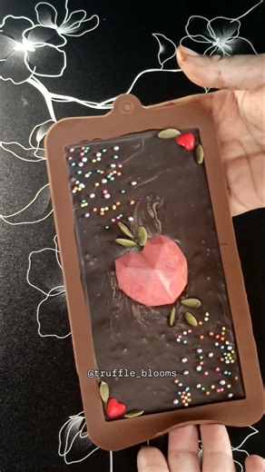 Creating a chocolate bar that's too pretty to eat! #chocolate #designer #bakery @Truffleblooms
