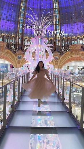 Prettiest Christmas tree in Paris 🩷