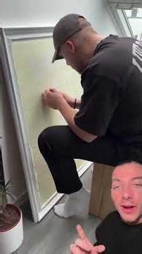 Ce mec crée un tableau miroir avec une écriture incroyable !