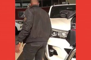 Hawks arrested this Eskom tenderpreneur Sam of Sam Holding. He became famous after he took a convoy of 72 sports cars to the Durban July event. Turns out the Zimbabwean bought his citizenship and used it to apply for a BEE tender at Eskom to transport coals. | Mzansi LIVE