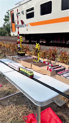 Kereta Api Pasundan Balapan Dengan Kereta Api RC Akhirnya Anjlok #keretaapi