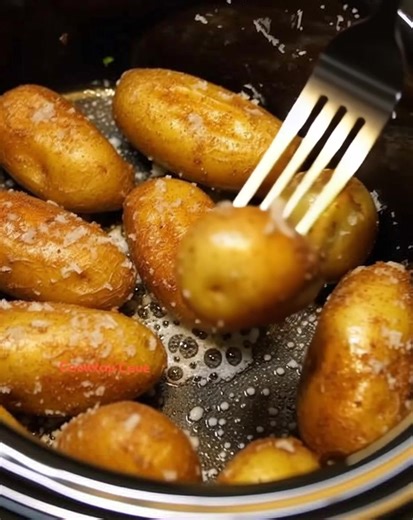 I swear this is the easiest potato you can make and it's yummy!. Full recipe in 💬 ⬇️ | Mama's Cooking Recipes