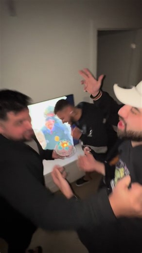 losvoicesdelmaracucho (@losvoicesdelmaracucho)’s video of happy birthday meme