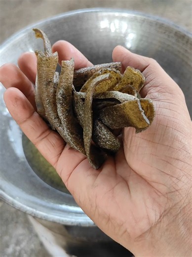 How to Make Delicious Pako Chicharon Crackers