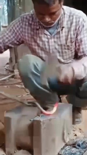 How to making track body tools dala huck Blacksmith working Mack tools ✅💪🔨💯⚒️ #blacksmith #art #handmade @highlight #tools #crafting | Umesh Kumar Sharma