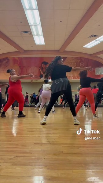 Come to Dance Fitness Cardio w/me 💓 Legit such a fun workout that keeps your heart rate pumping nonstop. Pull up ladies for the next dance party🤸🏽‍♀️🤗💪🏾 #dancefitness #workout #workoutroutine #lafitness #danceparty #fitnessmotivation #fitness #fitnessgoals #dance #blackgirlsworkout