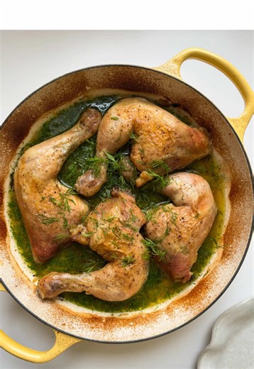 POULET À L'AIL, AU VIN BLANC ET À L'ANETH J'ai un énorme coup de coeur pour cette recette de poulet one pot qui prend littéralement 10 minutes à préparer! C'est le genre de recette que j'adore faire pour recevoir, parce que ça parfume la maison, et ça me laisse le temps de profiter de la soirée avec mes invités. L'ajout d'aneth frais @Gourma dans la sauce fait TOUTE la différence et apporte une dose de fraîcheur à la recette. Cette belle recette conclue ma collaboration avec @Aliments du Québec 