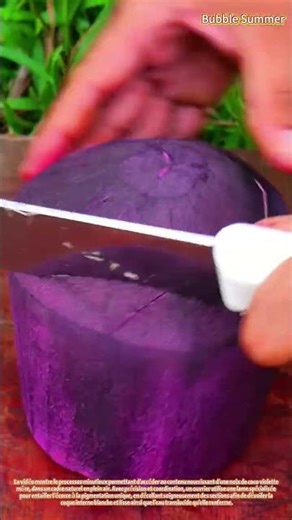 Préparation de la noix de coco : ouverture d'une noix de coco violette