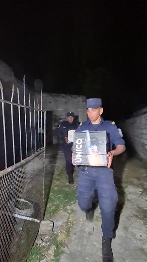 Secuestraron más de 400 botellas de fernet, vino espumante y vodka en la casa de “la pastora” de la zona sur En la noche de este miércoles, el personal de la Comisaría Primera concretó un allanamiento en una vivienda ubicada sobre calle Giuliani, entre Brown y Leguizamón, en el marco de una causa por una presunta estafa que se investiga en la fiscalía del Dr. Martín Núñez. El procedimiento se originó luego de la denuncia de un comerciante de Villaguay, propietario de un local de bebidas, quien r